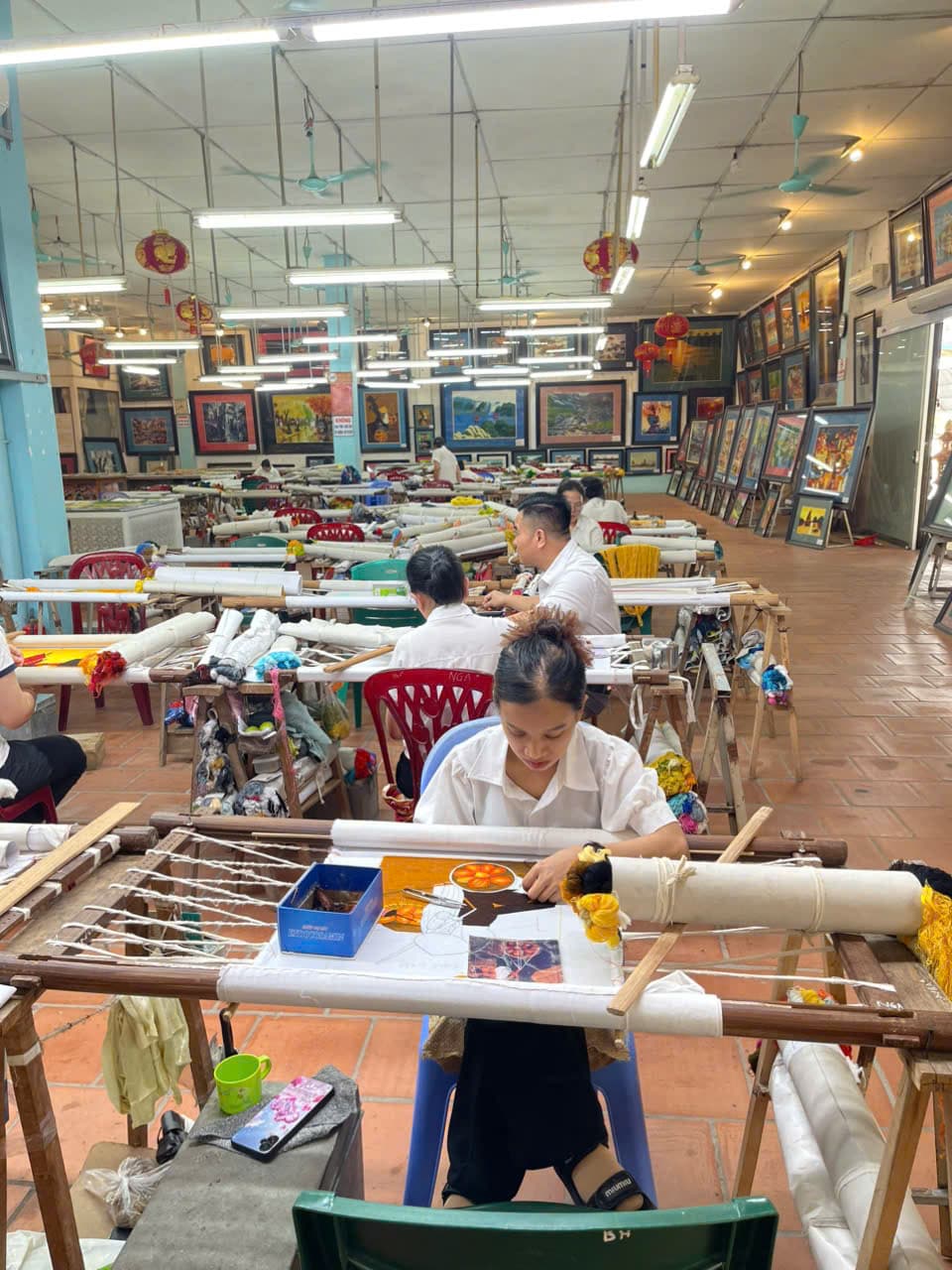 Thêu tay truyền thống